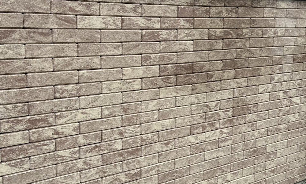 Текстура облицовочного кирпича Оникс Лайт от Brickland в сплошном заборе