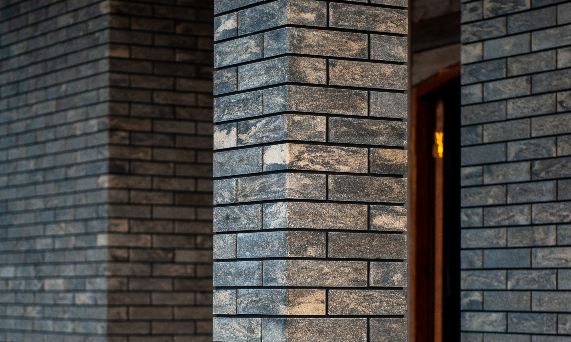 Цегляний фасад будинку у кольорі Anthracite від виробника Brickland