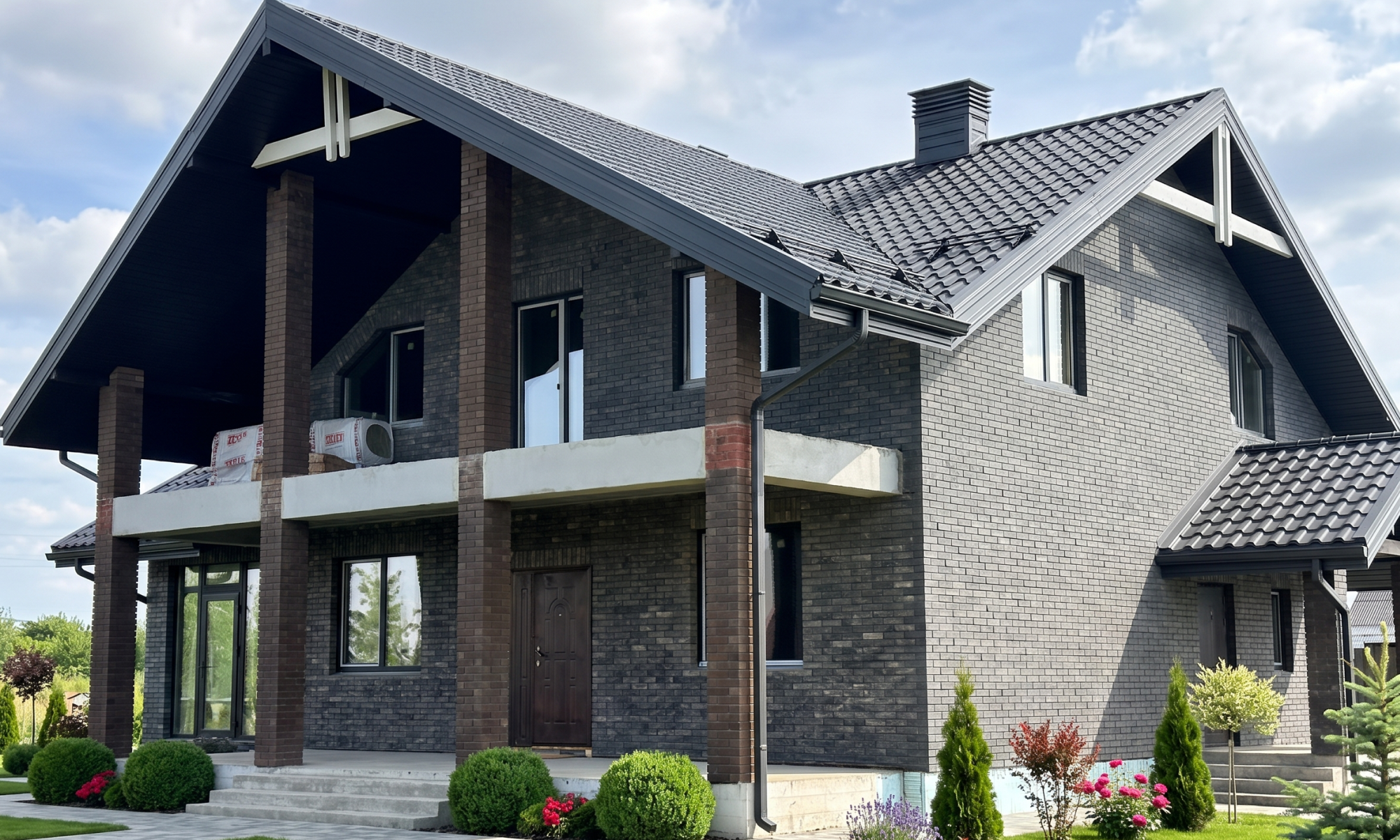 Цегляний фасад будинку у поєднанні кольорів Graphite та Bedrock від Brickland