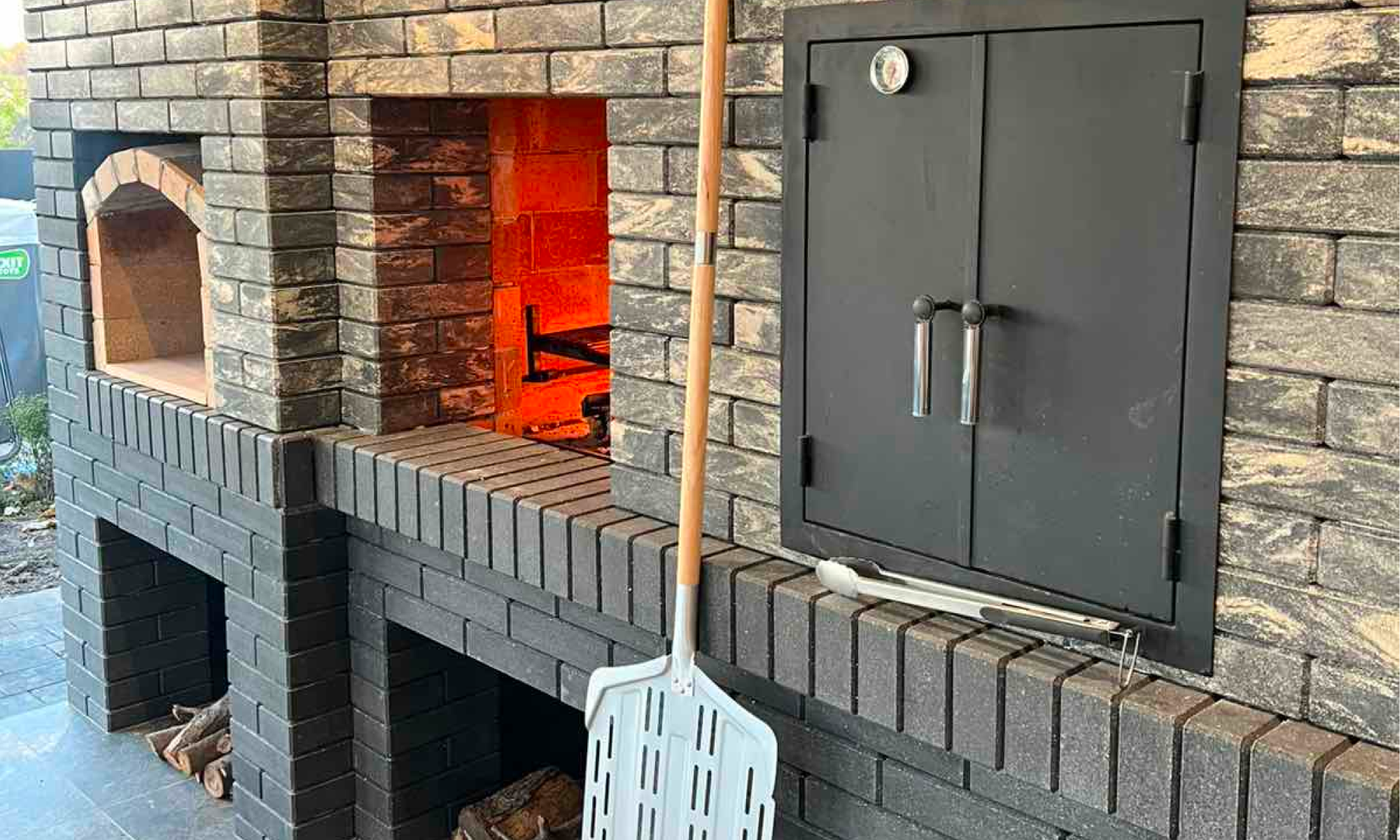 Цегляний мангал з цегли Brickland у поєднанні кольорів Graphite і Bedrock