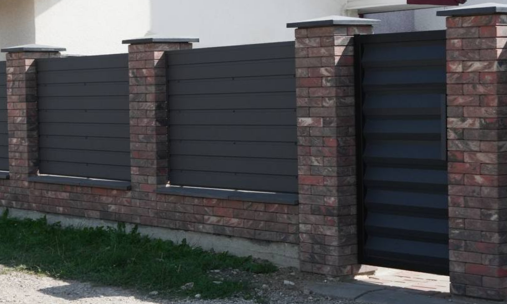 Цоколь комбінованого паркану з цегли Brickland Юпітер поблизу
