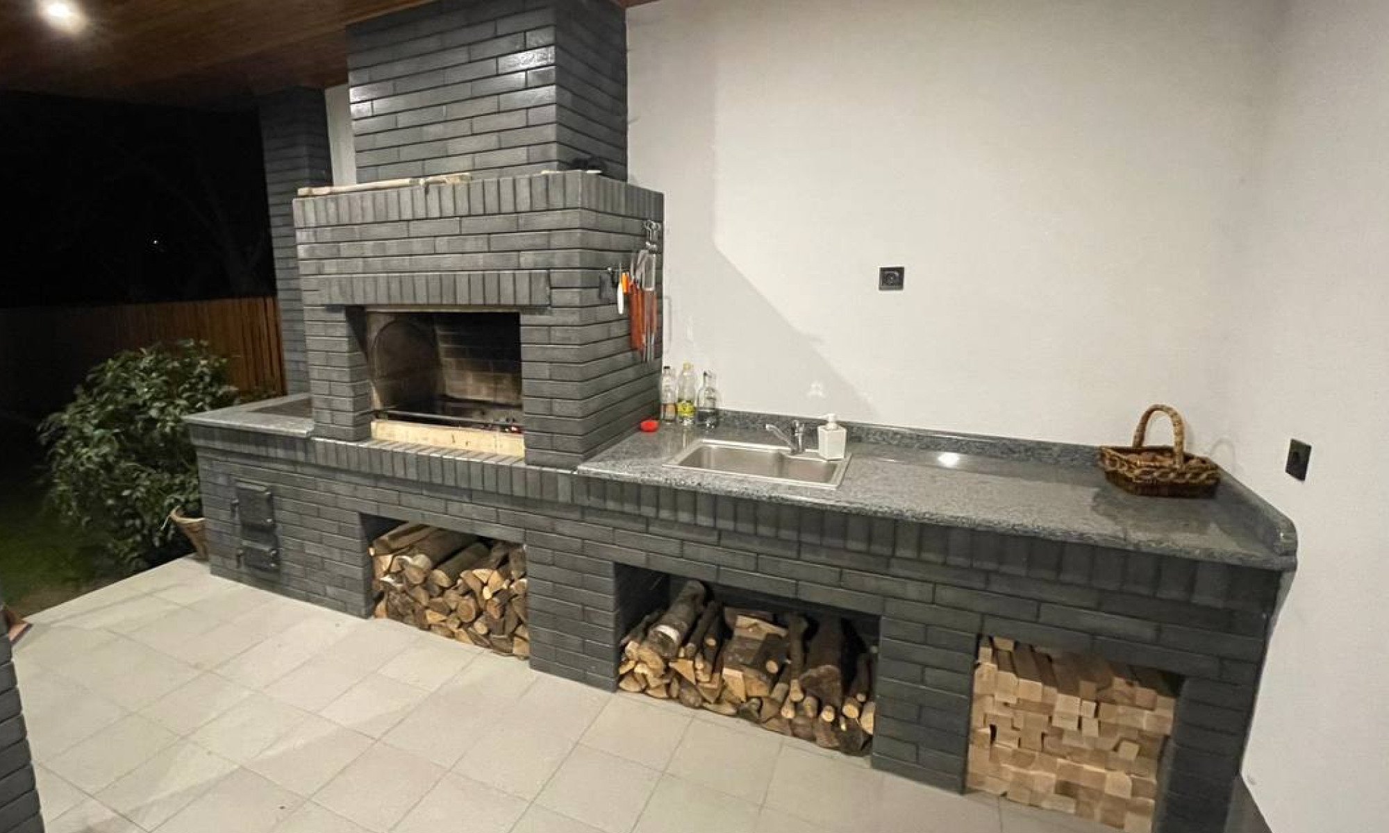 Зона барбекю з облицювальної цегли Brickland Graphite
