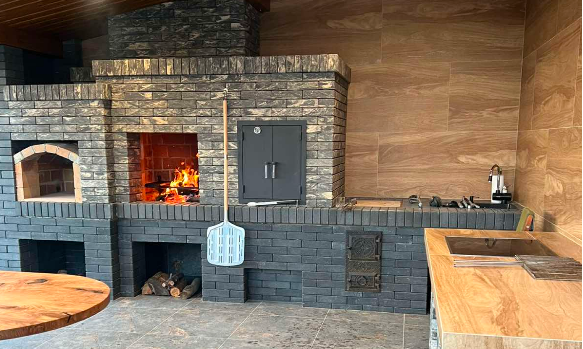 Зона барбекю з облицювальної цегли Brickland Graphite та Bedrock