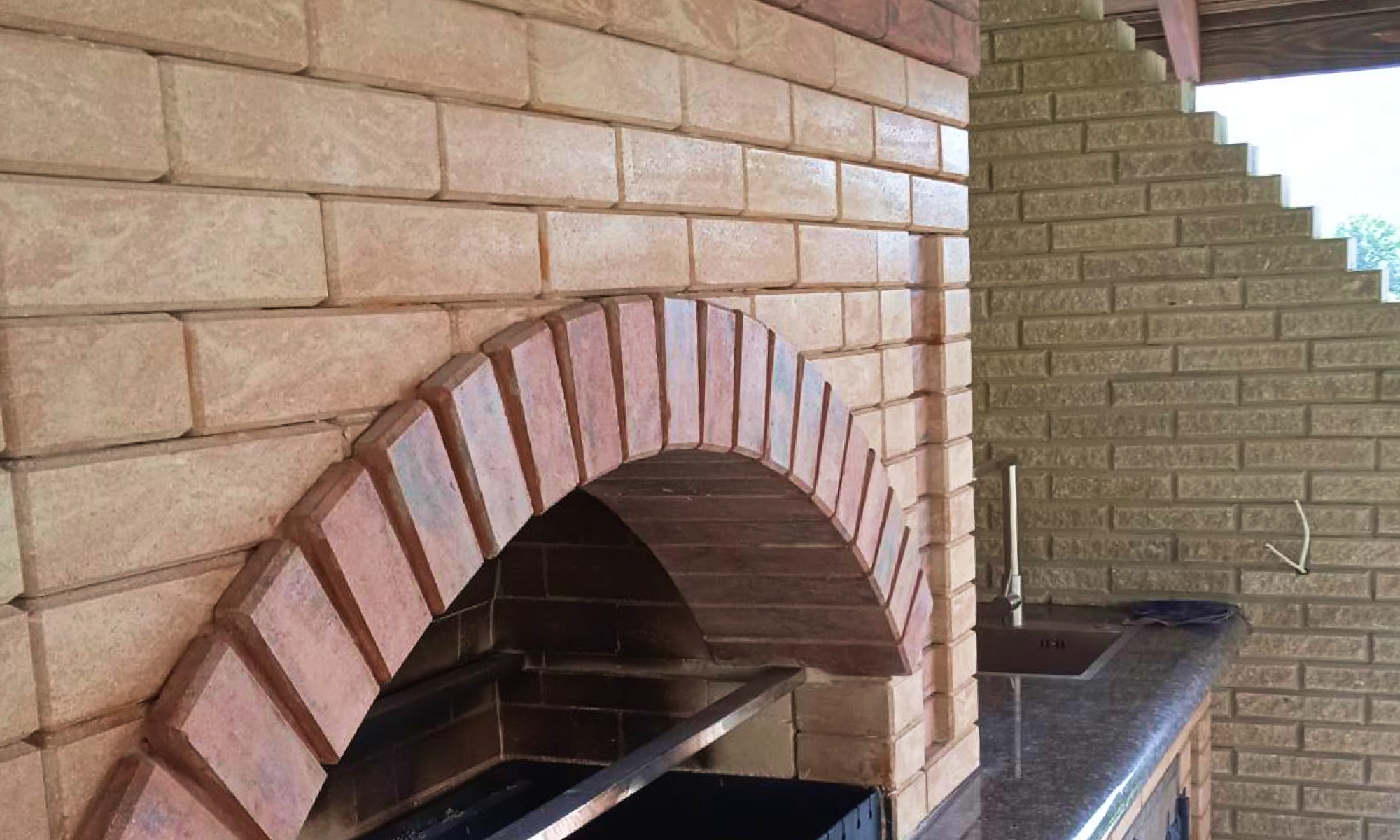 Зона барбекю з облицювальної цегли Brickland Kremin та Granat